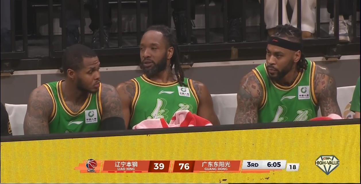 华体会-有谁注意到,昨晚比赛中,杨鸣的表情举动,都在发出无声的抗议啊